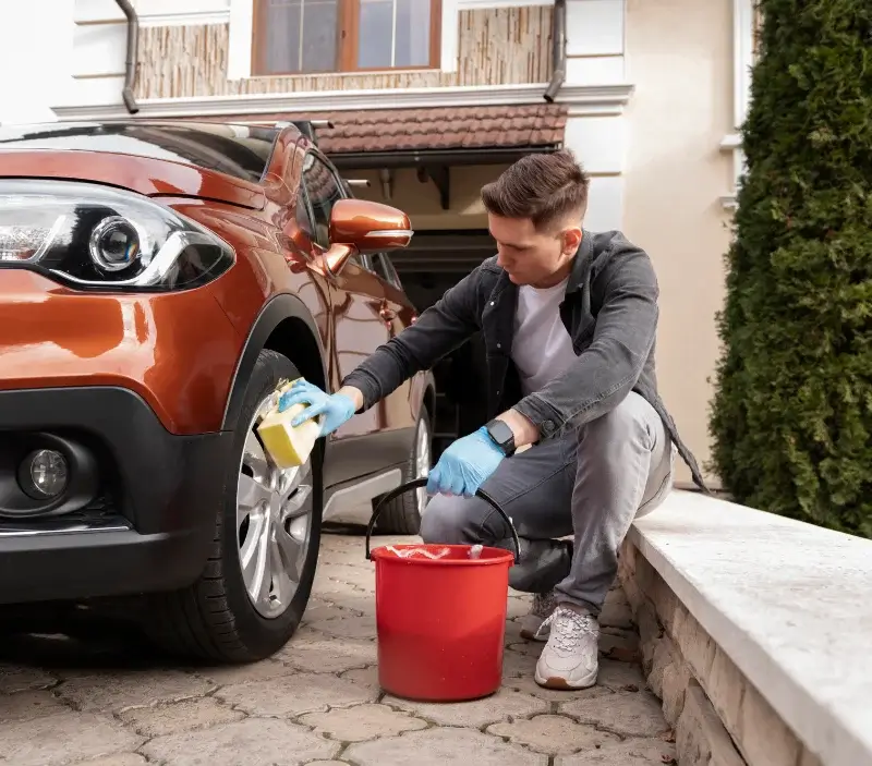 Lavage auto à domicile Pernois : professionnel intervenant sur un véhicule